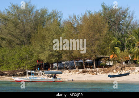 Die malerische Landschaft. Sonnenuntergang auf der Insel Gili Meno. Lombok, Indonesien. Hotels am Strand in der Nähe der Anlegestelle auf der Ostseite der Insel Gili Meno. Stockfoto