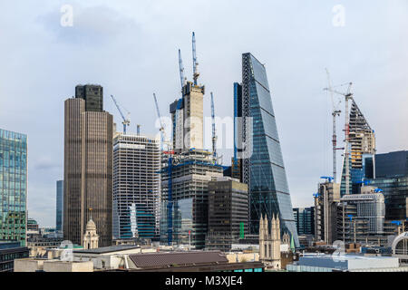 Stadt London ändern Skyline: 100 Bishopsgate, 22 Bishopsgate und das Skalpell im Bau, Tower 42, Cheesegrater und Lloyds Building Stockfoto