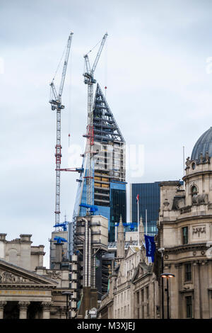 Commercial Real Estate Development Immobilien: Blick auf das Skalpell im Bau mit Turmdrehkrane entlang Cornhill, London EC3 gesehen Stockfoto