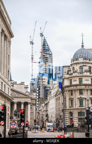 Commercial Real Estate / Immobilien: Blick auf die Stahlkonstruktion des Skalpell im Bau mit Turmdrehkrane entlang Cornhill, London EC3 Stockfoto