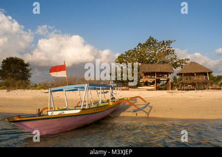 Die malerische Landschaft. Sonnenuntergang auf der Insel Gili Meno. Lombok, Indonesien. Im Nordwesten der Insel ist das Café Diana, der beste Ort, um die magnifice zu sehen Stockfoto