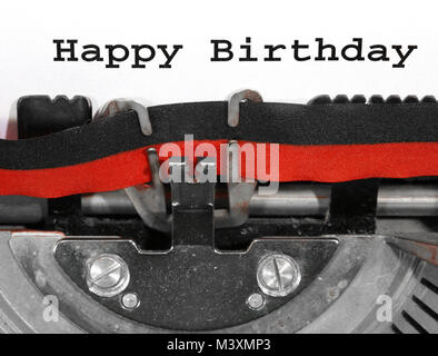 Text Happy Birthday mit die alte Schreibmaschine auf weißem Blatt geschrieben Stockfoto