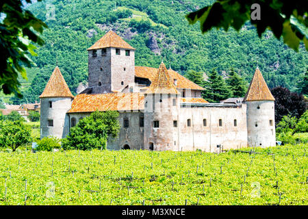 Die historische schöne Wände und runden Türmen der Burg "Castel Mareccio' mit Weinberge - Bozen, Südtirol, Italien Stockfoto