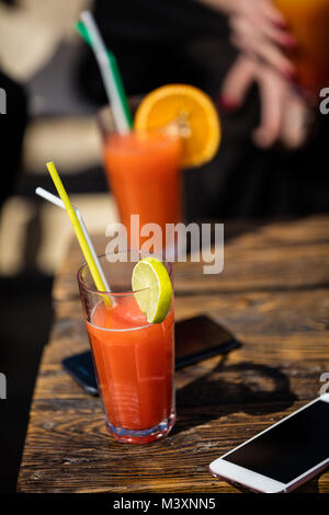 Orange Cocktail auf rustikalen Holztisch. Alkohol orange daiquiri Cocktail an der Beach bar Holztisch. Stockfoto