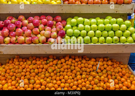 Mandarinen und Äpfel zum Verkauf auf einem Markt in Chile Stockfoto