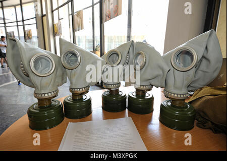 Hergestellt in der Ukraine Gasmasken auf einem Holztisch. Stockfoto