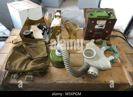 Hergestellt in der Ukraine Gasmasken auf einer Holzkiste. Stockfoto