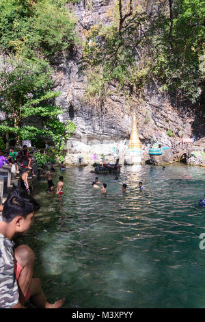 Hpa-An: Pool in der Nähe von Mountain Mount Mount Zwegabin, Baden, Badegast,, Karen (Karen), Myanmar (Birma) Stockfoto