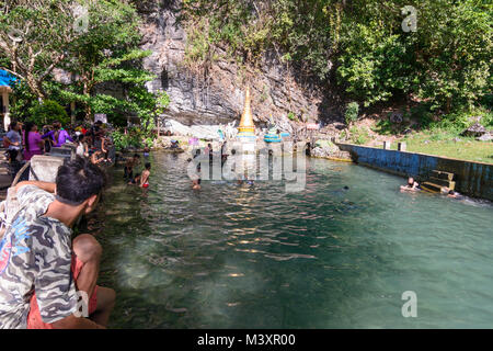 Hpa-An: Pool in der Nähe von Mountain Mount Mount Zwegabin, Baden, Badegast,, Karen (Karen), Myanmar (Birma) Stockfoto