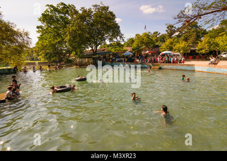 Hpa-An: Pool in der Nähe von Mountain Mount Mount Zwegabin, Baden, Badegast,, Karen (Karen), Myanmar (Birma) Stockfoto