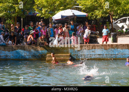 Hpa-An: Pool in der Nähe von Mountain Mount Mount Zwegabin, Baden, Badegast,, Karen (Karen), Myanmar (Birma) Stockfoto