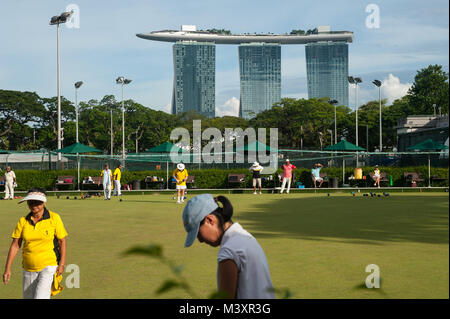 04.11.2017, Singapur, Republik Singapur, Asien - Menschen sind Rasen neben dem Singapore Cricket Club Bowling mit den Marina Bay Sands Hotel. Stockfoto