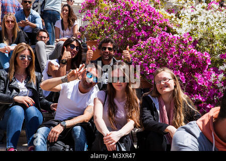 Rom, Italien, 22. APRIL 2017: fröhlicher Touristen sitzen auf der Spanischen Treppe (Piazza di Spagna), Treppen. Rom, Italien. Stockfoto