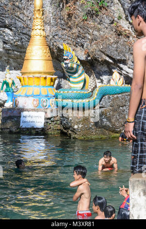 Hpa-An: Pool in der Nähe von Mountain Mount Mount Zwegabin, Baden, Badegast, Bereich für religiöse Gründe reserviert für Männer ('Don't lady Schwimmen'), Karen (Karen) Stockfoto