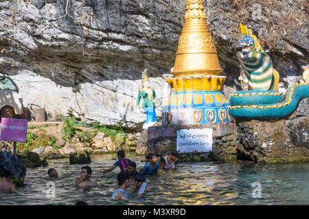 Hpa-An: Pool in der Nähe von Mountain Mount Mount Zwegabin, Baden, Badegast, Bereich für religiöse Gründe reserviert für Männer ('Don't lady Schwimmen'), Karen (Karen) Stockfoto