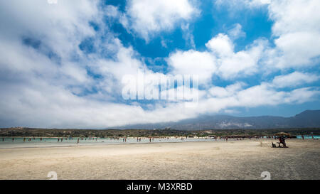 Elafonissi Lagune, Insel Kreta, Griechenland. Elafonisi-Strand ist einer der besten Strände Europas. Es gibt Rosa und schwarzen Sand. Stockfoto