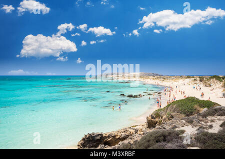 Elafonissi Lagune, Insel Kreta, Griechenland. Elafonisi-Strand ist einer der besten Strände Europas. Es gibt Rosa und schwarzen Sand. Stockfoto