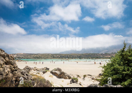 Elafonissi Lagune, Insel Kreta, Griechenland. Elafonisi-Strand ist einer der besten Strände Europas. Es gibt Rosa und schwarzen Sand. Stockfoto