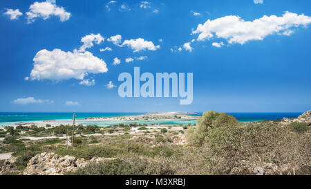 Elafonissi Lagune, Insel Kreta, Griechenland. Elafonisi-Strand ist einer der besten Strände Europas. Es gibt Rosa und schwarzen Sand. Stockfoto