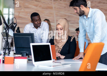 Start-Business-Team treffen im modernen hellen Büros innen Brainstorming, arbeiten am Laptop und Tablet-computer Stockfoto