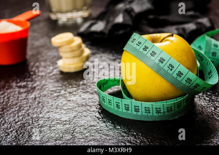 Protein Pulver in Schaufel und Früchte auf steinernen Tisch Stockfoto