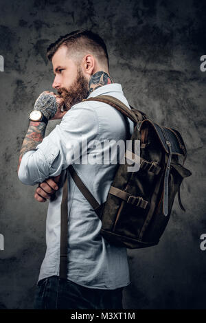 Bärtige tätowiert Backpacker im Studio posieren. Stockfoto