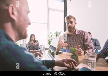 Unternehmer im Büro im Internet Netzwerk verbunden. Konzept der Partnerschaft und Zusammenarbeit. Stockfoto