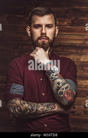 Portrait von bärtigen Mann im roten T-Shirt. Stockfoto