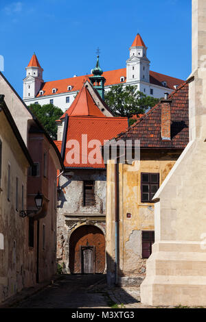 Altstadt von Bratislava historische Architektur mit der Burg Bratislava oben in der Hauptstadt der Slowakei, Europa Stockfoto