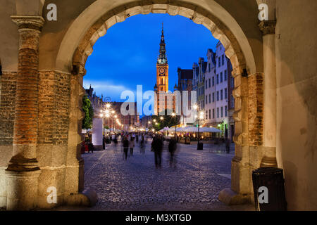 Stadt Danzig Altstadt bei Abenddämmerung in Polen, Blick durch grünes Tor zu lange Market Street Stockfoto