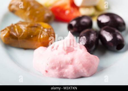 Griechische taramas und gefüllte Wein Blätter mit Salat Stockfoto