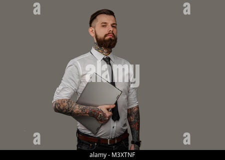 Bärtige tätowierten Mann in einem weißen T-Shirt. Stockfoto