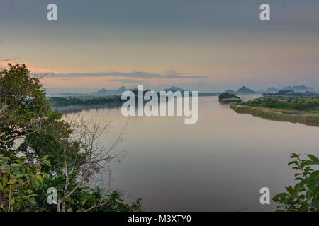 Hpa-An: Thanlwin (Salween) Fluß, Felsen, um Hpa-An,, Karen (Karen), Myanmar (Birma) Stockfoto