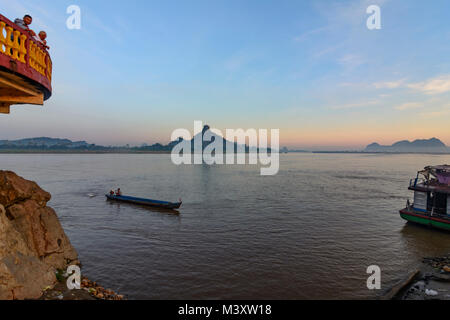 Hpa-An: Thanlwin (Salween) Fluß, Felsen, Aussicht Hpan-Pu (Hpa-Pu), Schiff zu montieren,, Karen (Karen), Myanmar (Birma) Stockfoto