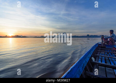 Hpa-An: Thanlwin (Salween River, Blick auf die Stadt und Hpa-An Zwegabin, Fähre, Passagier,, Karen (Karen), Myanmar (Birma) Stockfoto