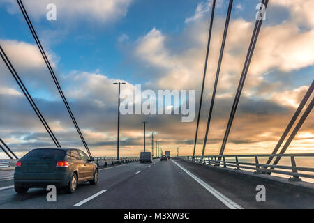 Verkehr in den Sonnenuntergang auf der Brücke zwischen Schweden und Dänemark, 17. Dezember 2017 Stockfoto