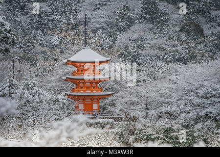 Schönen Winter Saison der Roten Pagode am Kiyomizu-dera Tempel umgeben mit Bäumen weißen Schnee Hintergrund in Kyoto, Japan. Stockfoto