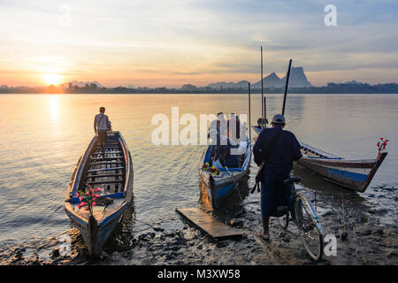 Hpa-An: Thanlwin (Salween River, Blick auf die Stadt und Hpa-An Zwegabin, Fähre, Passagier,, Karen (Karen), Myanmar (Birma) Stockfoto