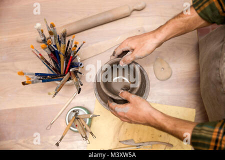 Draufsicht bei Töpfern in der Werkstatt Stockfoto