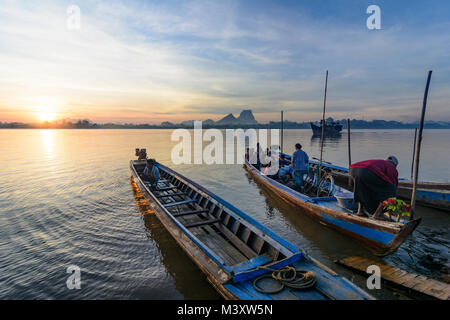 Hpa-An: Thanlwin (Salween River, Blick auf die Stadt und Hpa-An Zwegabin, Fähre, Passagier,, Karen (Karen), Myanmar (Birma) Stockfoto