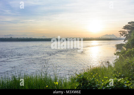 Hpa-An: Thanlwin (Salween River, Aussicht auf Mount Zwegabin,, Karen (Karen), Myanmar (Birma) Stockfoto