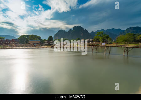 Lange Belichtung Holz Brücke auf naw Song Fluss in Vang Vieng, Laos. Stockfoto