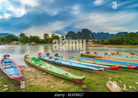 Lange Belichtung und long tail Boote auf naw Song Fluss in Vang Vieng, Laos. Stockfoto