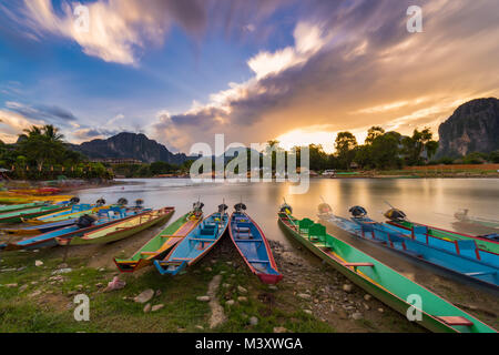 Lange Belichtung und long tail Boote auf naw Song Fluss in Vang Vieng, Laos. Stockfoto