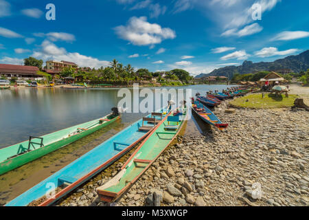 Lange Belichtung und long tail Boote auf naw Song Fluss in Vang Vieng, Laos. Stockfoto