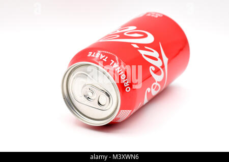 Ridgewood, New York, USA: candy-rot Coca-Cola kann auf eine nahtlose weißen Hintergrund angeordnet. Stockfoto