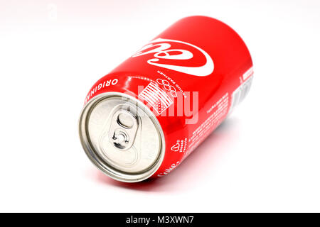 Ridgewood, New York, USA: candy-rot Coca-Cola kann auf eine nahtlose weißen Hintergrund angeordnet. Stockfoto