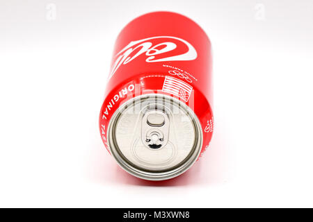 Ridgewood, New York, USA: candy-rot Coca-Cola kann auf eine nahtlose weißen Hintergrund angeordnet. Stockfoto
