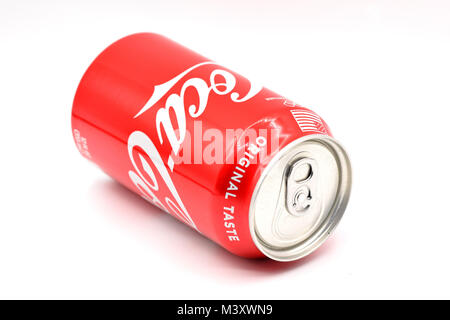 Ridgewood, New York, USA: candy-rot Coca-Cola kann auf eine nahtlose weißen Hintergrund angeordnet. Stockfoto