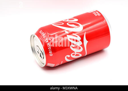 Ridgewood, New York, USA: candy-rot Coca-Cola kann auf eine nahtlose weißen Hintergrund angeordnet. Stockfoto